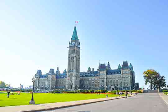 Vue de la Colline du Parlement à Ottawa sur une journée ensoleillée.
