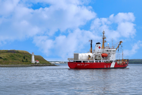 Navire de la Garde côtière canadienne près de Halifax, en Nouvelle-Écosse.