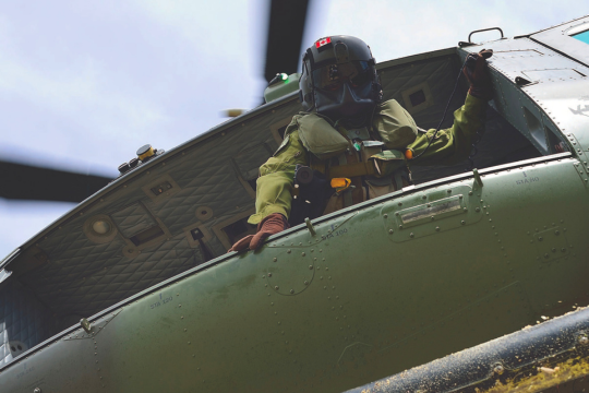 Un hélicoptère CH-146 Griffon de l'Aviation royale canadienne décolle.