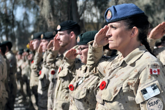 Des membres du groupement tactique du 1er Bataillon, The Royal Canadian Regiment, assistent à une cérémonie du jour du Souvenir.