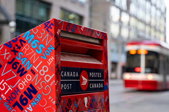 Boîte aux lettres de Postes Canada au centre-ville de Toronto.