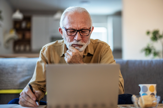 Homme adulte avec un ordinateur portable.