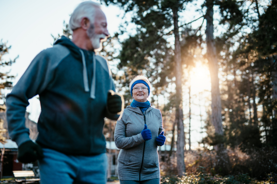 Couple adulte en train de faire du jogging pendant l’hiver.