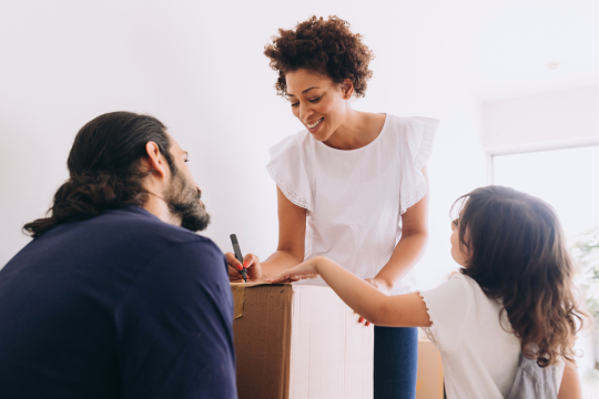 Famille avec des boîtes de déménagement.