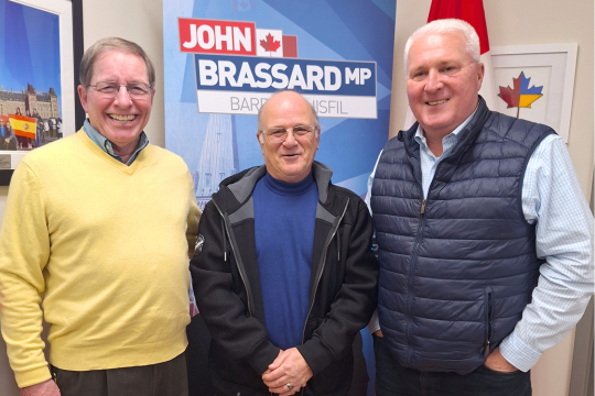 Chris Auger et Leo Brooks, président et vice-président/directeur de la défense des intérêts de la Section de la Huronie, respectivement, ont rencontré John Brassard, député de Barrie–Innisfil.