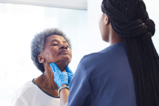 Femme adulte passant un test médical.