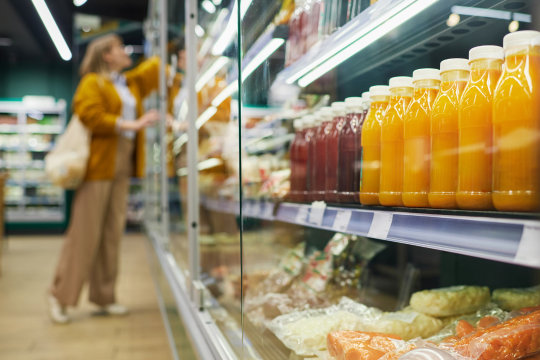 Femme adulte en train de magasiner à l’épicerie.